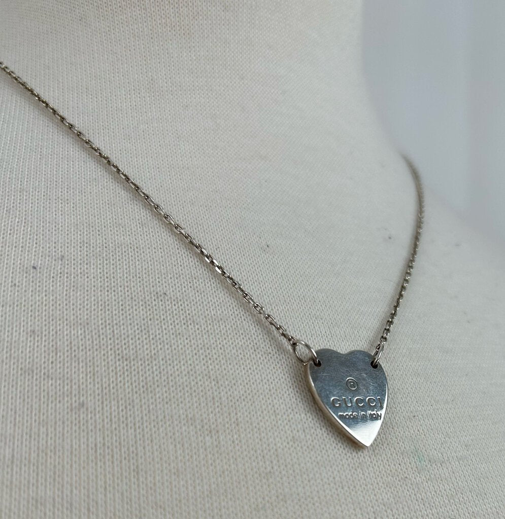 Gucci elongated heart pendant