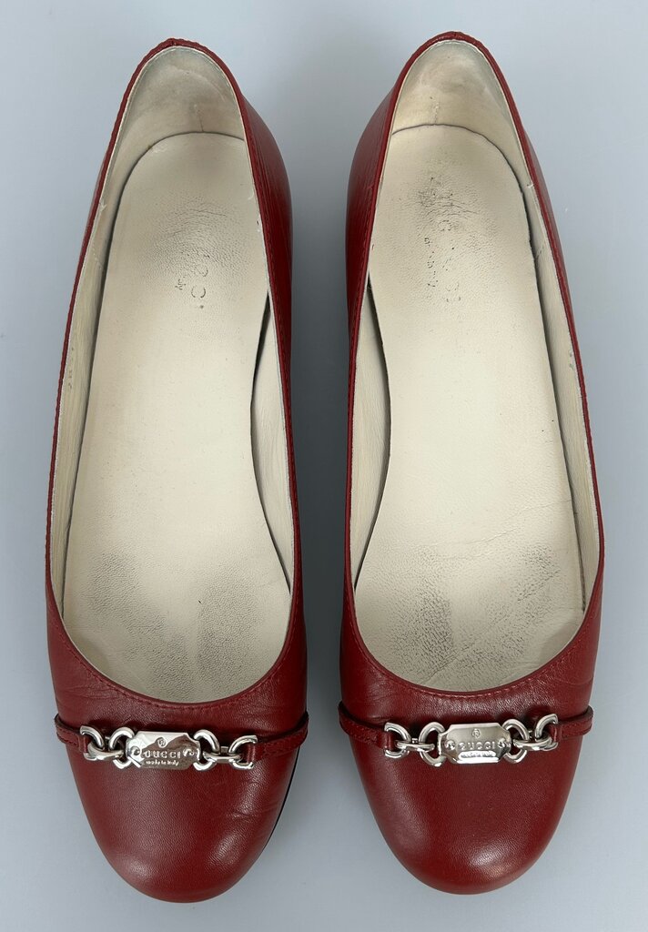 Gucci leather round chain detail flats (size 6.5)