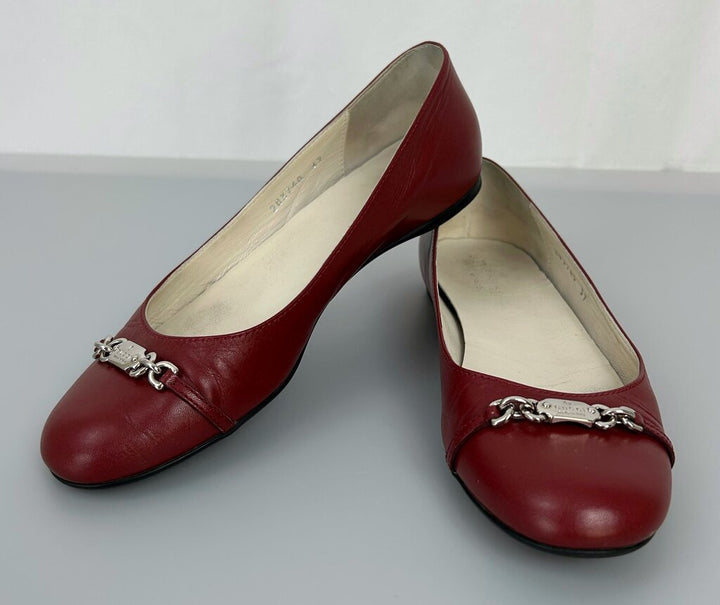 Gucci leather round chain detail flats (size 6.5)