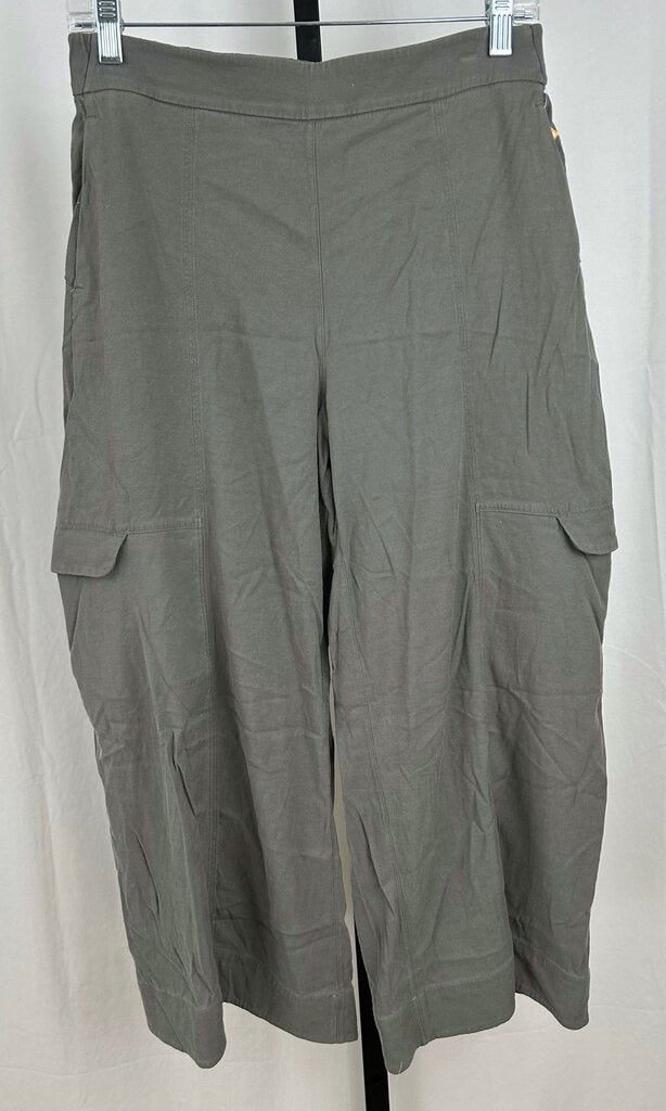 Lululemon "Metropolis Maven Cargo Crop" pant (size 8)