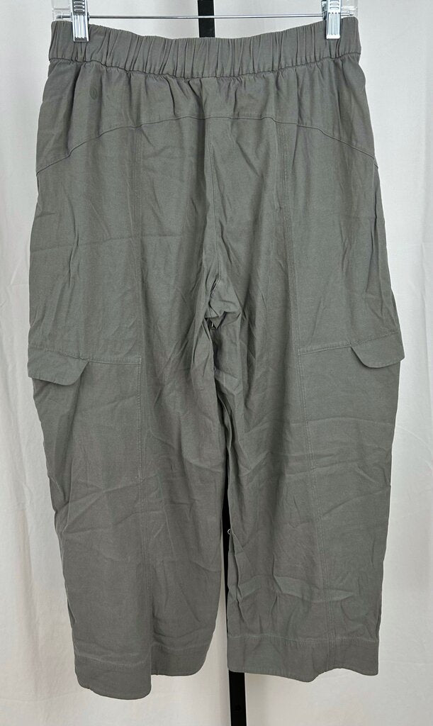 Lululemon "Metropolis Maven Cargo Crop" pant (size 8)