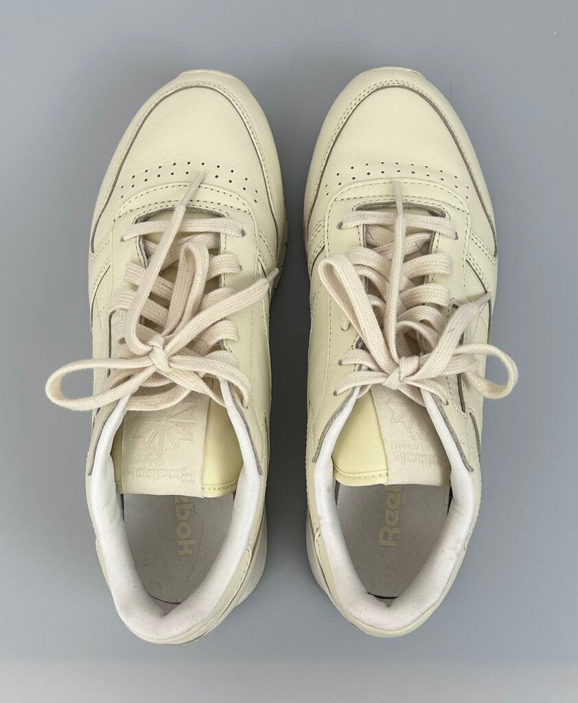 Reebok classic leather pastel sneaker (size 7)