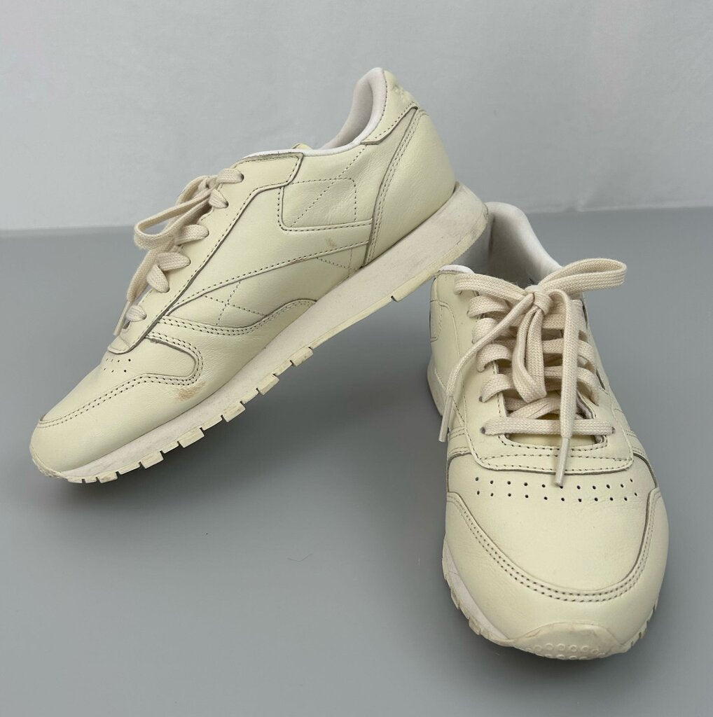 Reebok classic leather pastel sneaker (size 7)