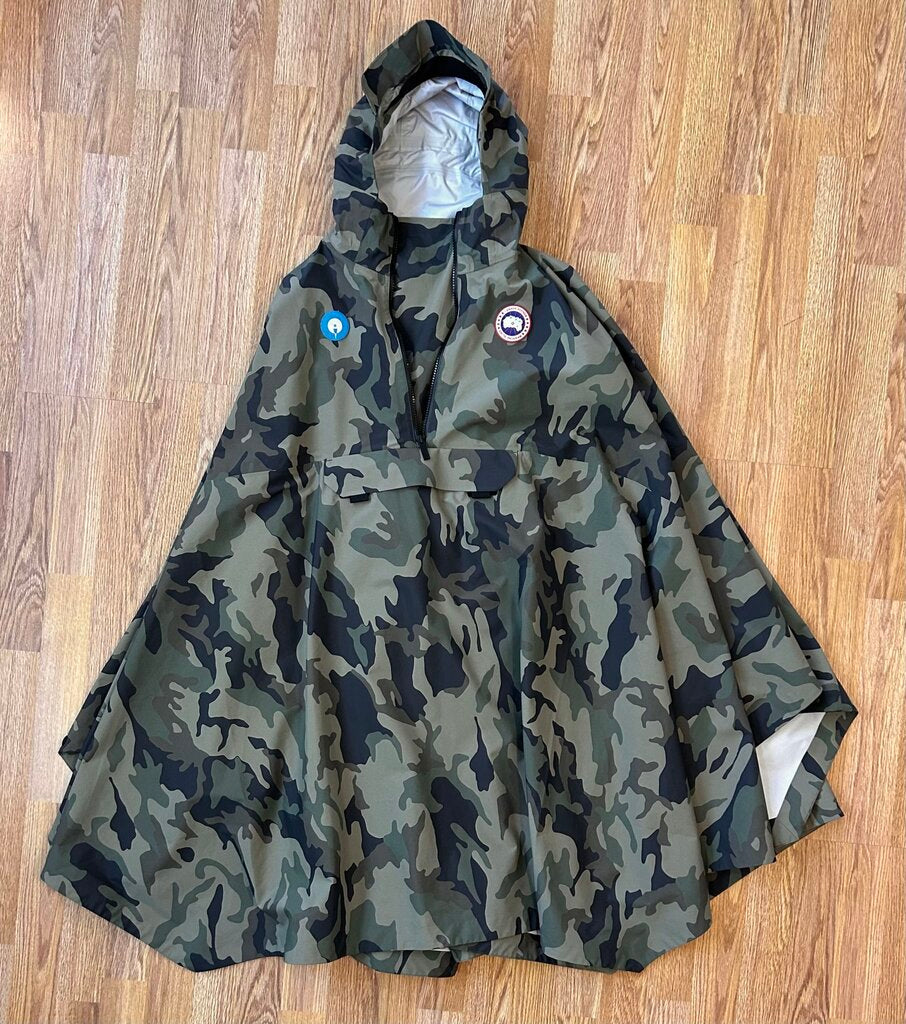 Canada Goose NWT camo field poncho (O/S)