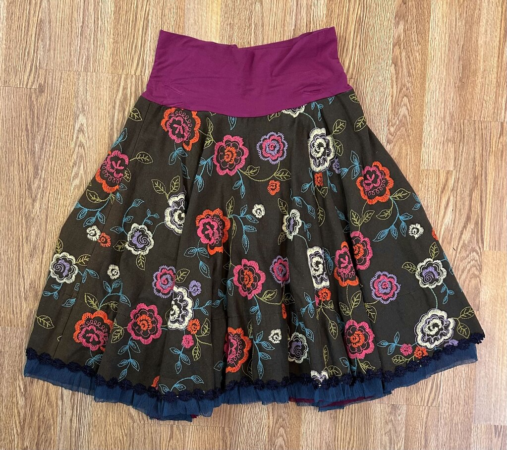 Fairyesque floral embroidered twirl skirt (M)