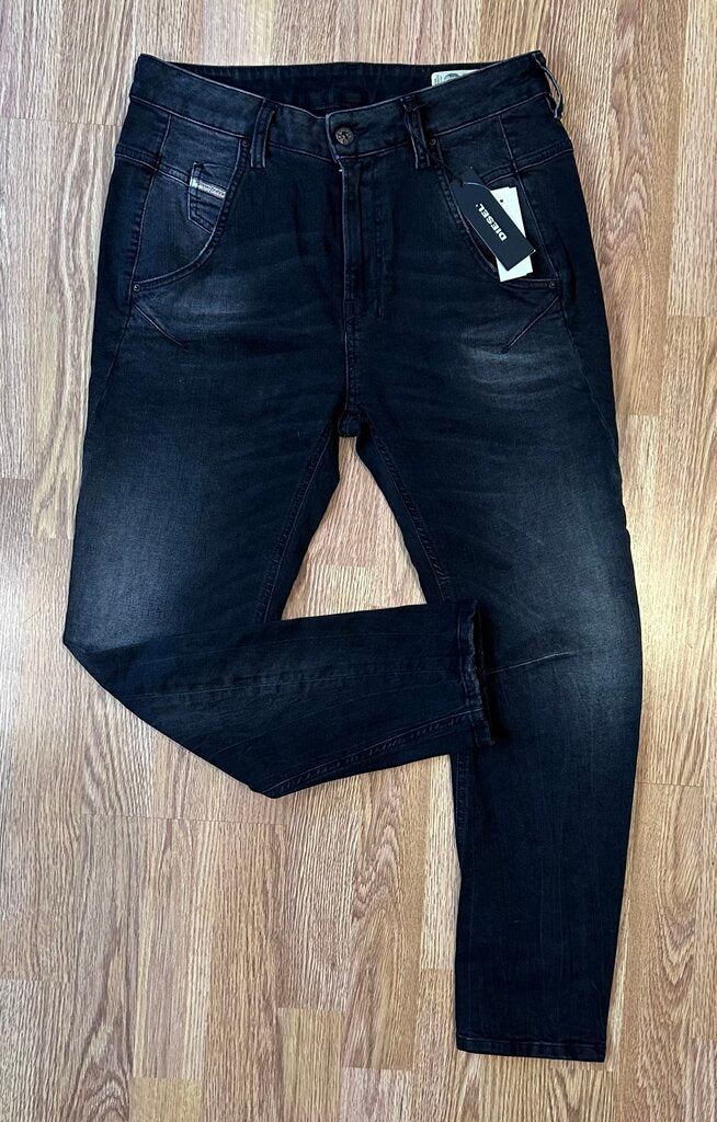Diesel NWT tapered barrel boyfriend jean (size 26)