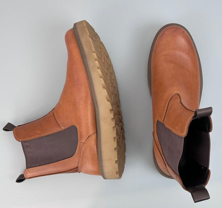 ECCO lug sole pull-on chelsea boot (size 11)
