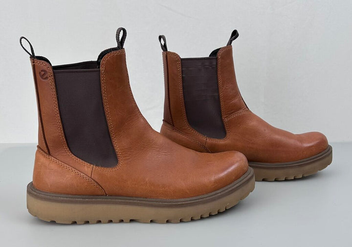 ECCO lug sole pull-on chelsea boot (size 11)