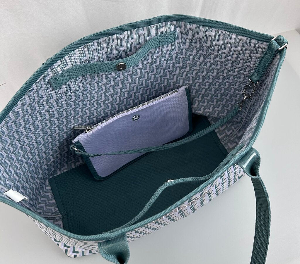 Lululemon classic knit tote with pouch