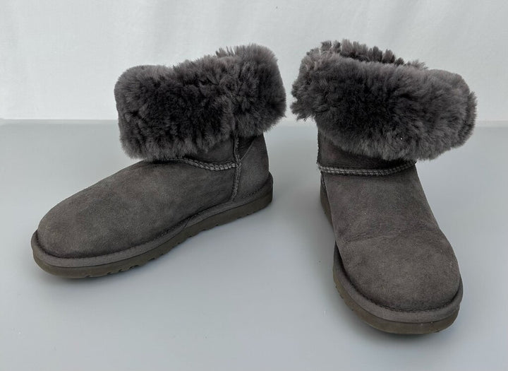 UGG Bailey button low fold over shearling boot (size 6.5)