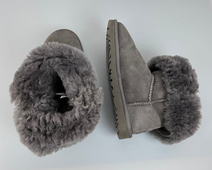 UGG Bailey button low fold over shearling boot (size 6.5)