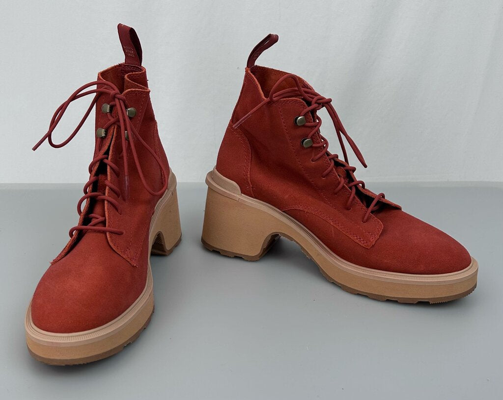 Sorel Hi Line lug sole lace-up heeled boot (size 8.5)
