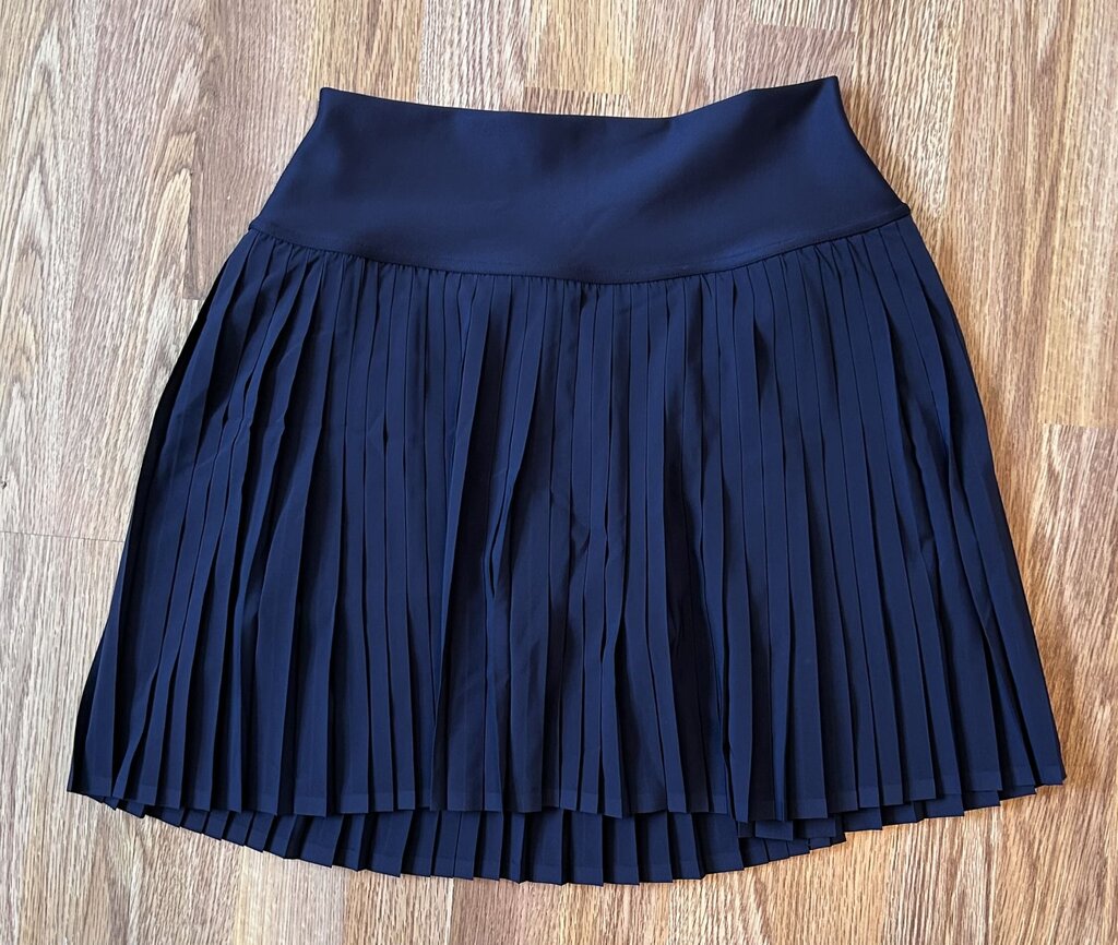 Alo Yoga pleated tennis skort (L)