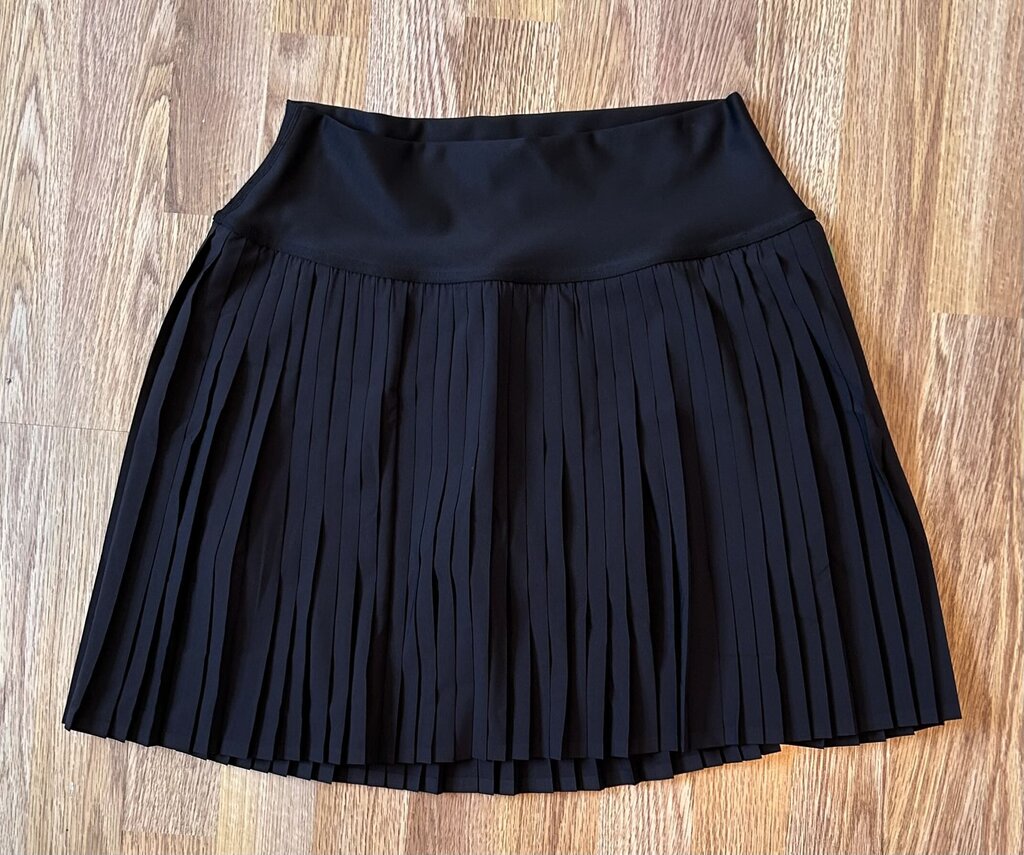 Alo Yoga pleated tennis skort (L)