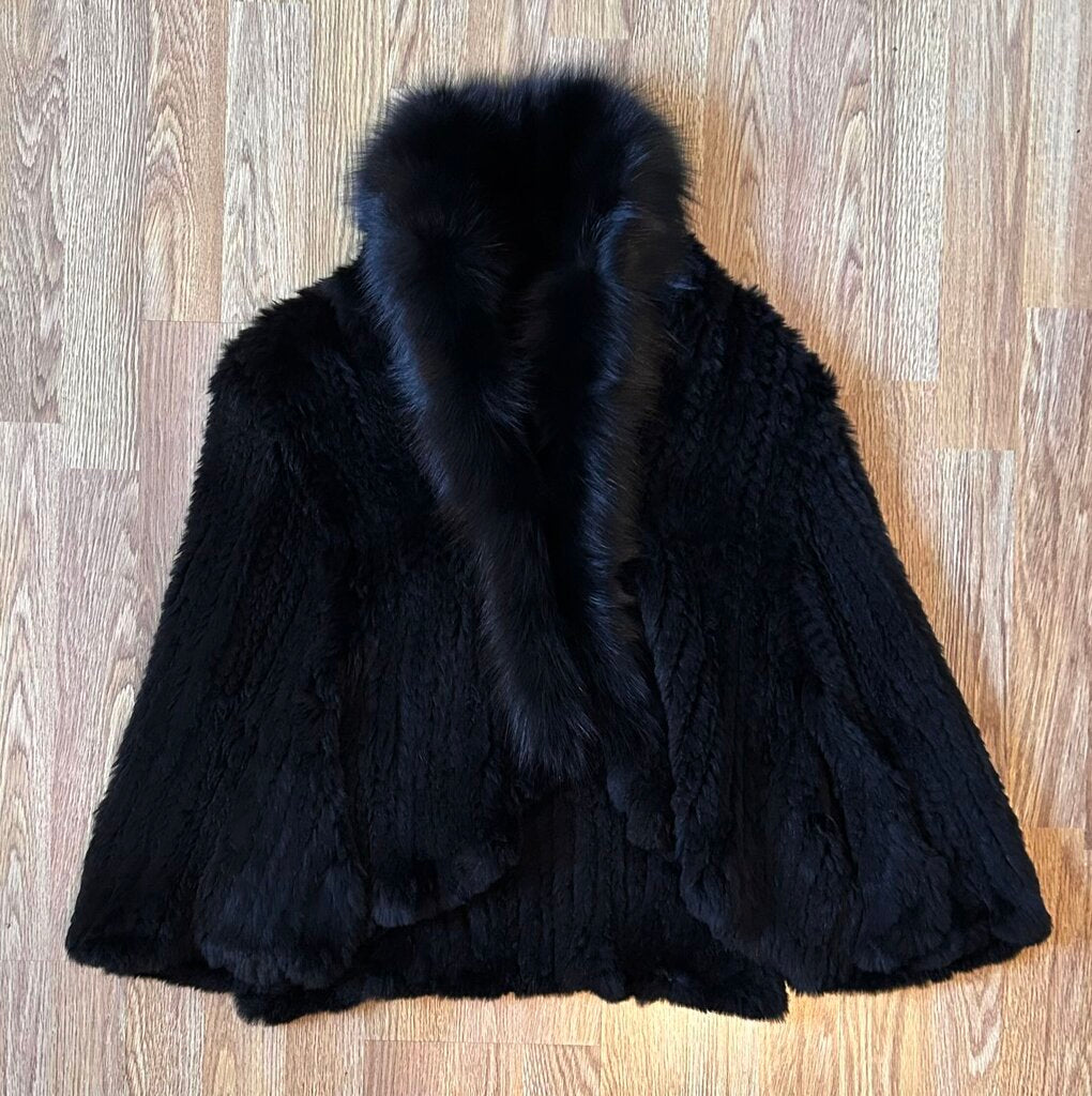 Cartise NWT rabbit fur shawl (M)