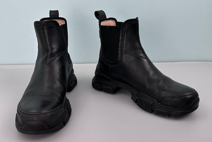 Gucci "Leon" lug sole leather chelsea boot (size 8.5)