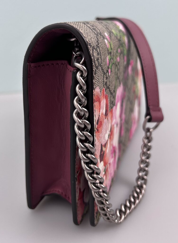 Gucci GG Supreme Bloom wallet on chain