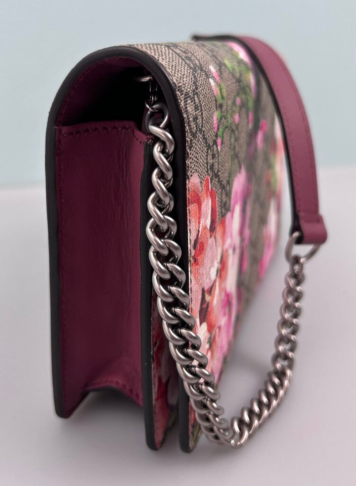 Gucci GG Supreme Bloom wallet on chain