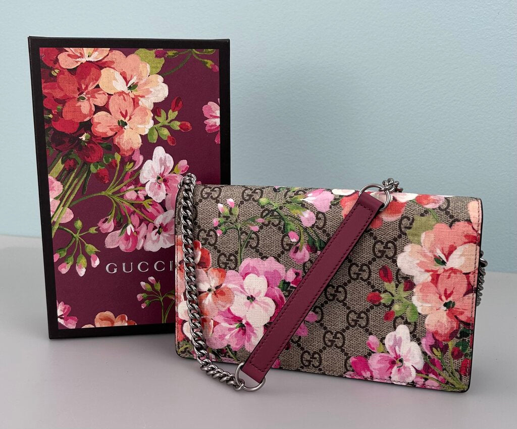 Gucci GG Supreme Bloom wallet on chain