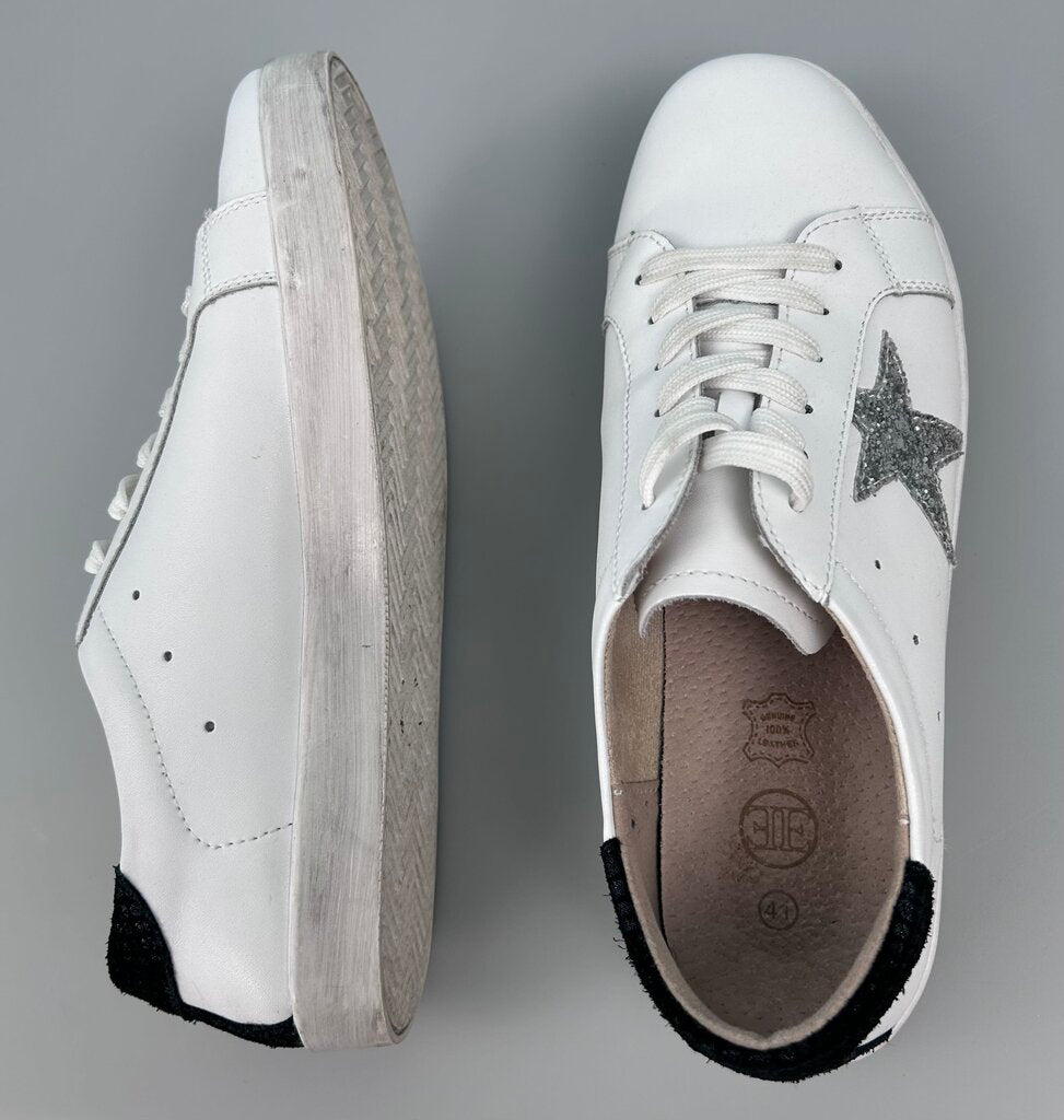 Little Empresses golden goose superstar dupe sneaker (size 10)